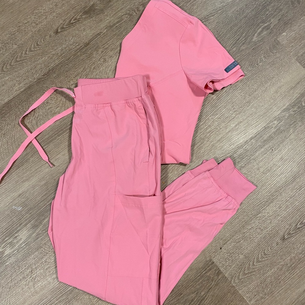 Med Couture Peaches Scrub Set
